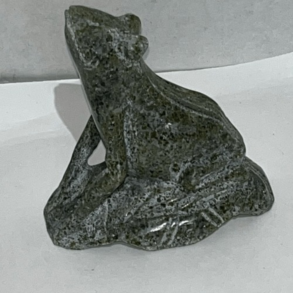 Hand-carved Green Marble Frog‎ Sitting On A Base Sculpture Figurine Collectible
